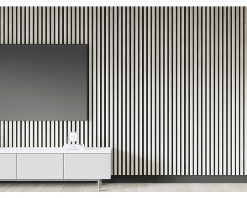 Living cu perete cu lamele, televizor și sideboard