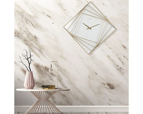 Scenă decorativă cu un ceas cu ramă aurie deasupra unei măsuțe laterale cu decor