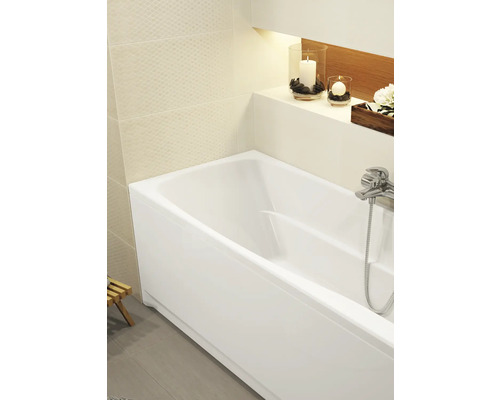 Baie cu cadă, robinet, raft și articole decorative.