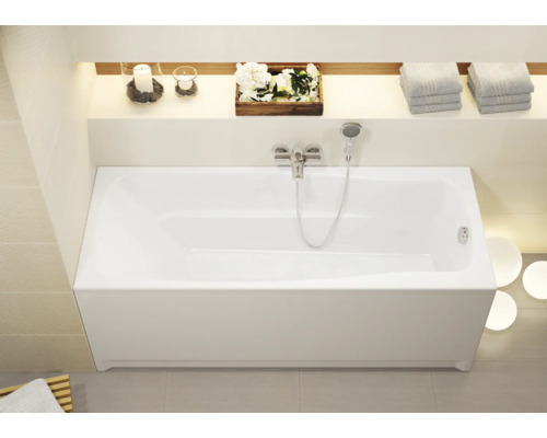 Cadă de baie dreptunghiulară în baie cu robinet și duș de mână.