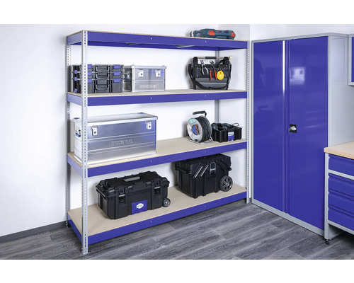 Sistem de rafturi cu cutii de scule și dulap de atelier în camera de lucru.