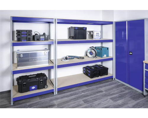 Sistem de rafturi cu cutii de scule și unelte într-un atelier