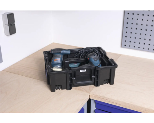 Cutie de scule cu mașini de șlefuit pe un banc de lucru