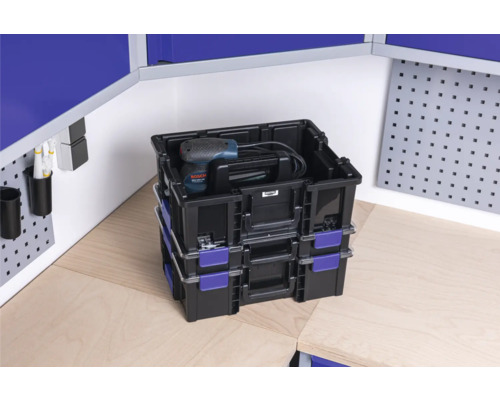 Cutii stivuibile cu mașină de găurit în zona de atelier