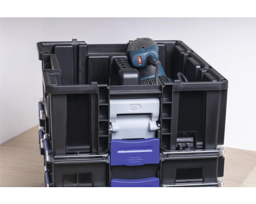 Cutii de scule stivuite cu scule electrice