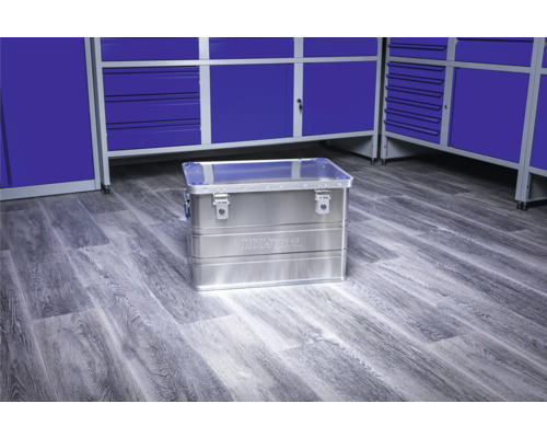 Cutie de scule din aluminiu în fața amenajării atelierului