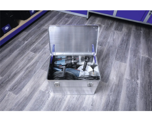 Cutie de scule din aluminiu deschisă, umplută cu scule electrice