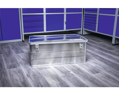 Cutie de scule din aluminiu cu capac și închizători în fața mobilierului de atelier