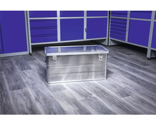 Cutie de scule din aluminiu în fața dulapurilor albastre de atelier