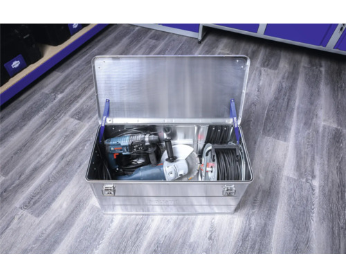 Cutie de scule deschisă din aluminiu cu mașină de găurit, polizor unghiular și tambur de cablu