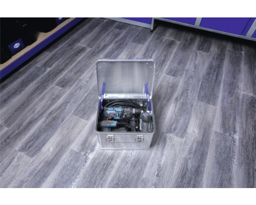 Cutie din aluminiu deschisă cu burghiu și alte scule