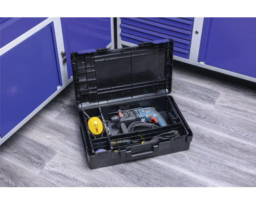 Cutie de scule deschisă cu mașină de găurit și accesorii