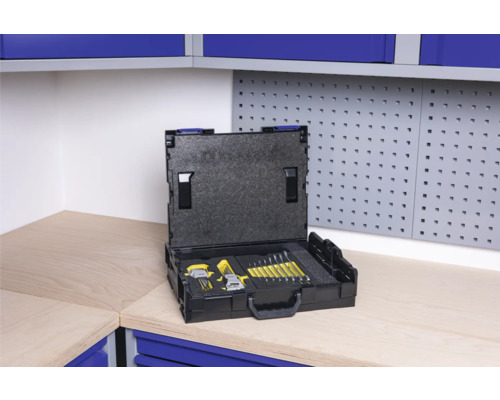 Valiză de scule deschisă cu set de chei pe un banc de lucru