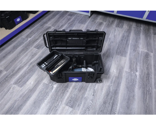 Cutie de scule neagră deschisă, cu scule pe o podea de lemn