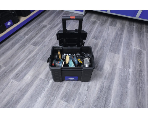 Cutie de scule deschisă cu scule și mâner telescopic pe o podea din lemn