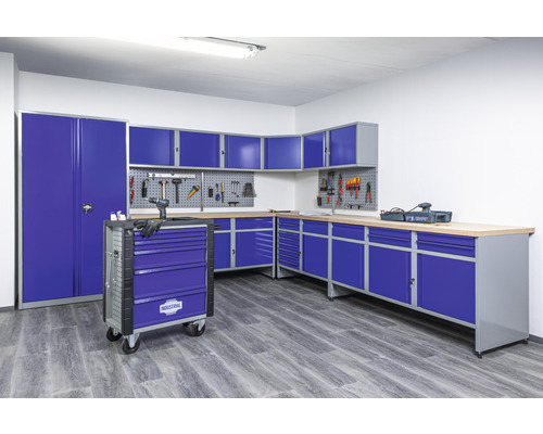 Atelier cu mobilier de atelier, banc de lucru, dulap pentru scule și cărucior pentru scule pentru organizarea atelierului.