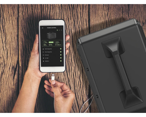 O persoană controlează o centrală electrică printr-o aplicație de smartphone.