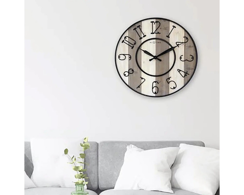 Ceas de perete Nextime cu cifre pe fundal de lemn deschis