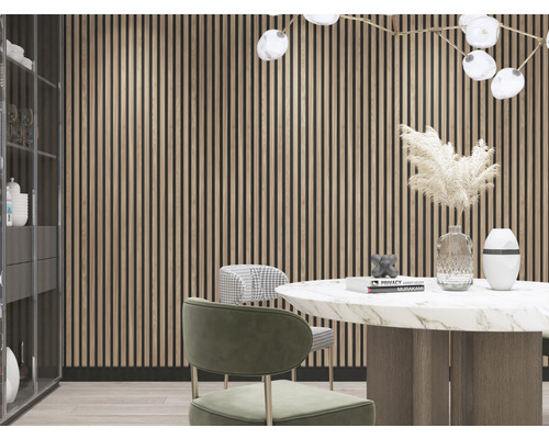 Scenă cu panouri verticale din lemn, masă de sufragerie și scaune