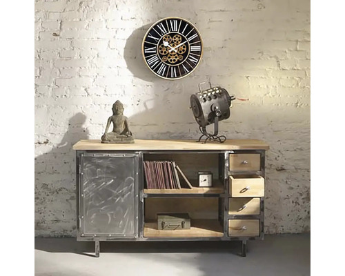 Cameră de zi cu ceas de perete, comodă și decorațiuni în stil industrial
