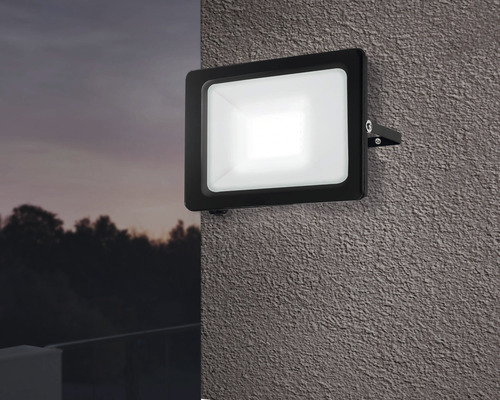 Reflector LED negru de exterior montat pe un perete