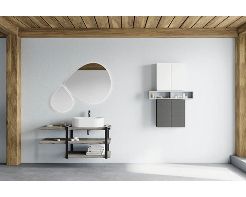 Baie cu oglindă, chiuvetă și mobilier de baie în fața unui perete deschis