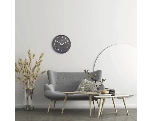 Cameră de zi cu canapea gri, măsuțe de cafea, ceas de perete și decorațiuni