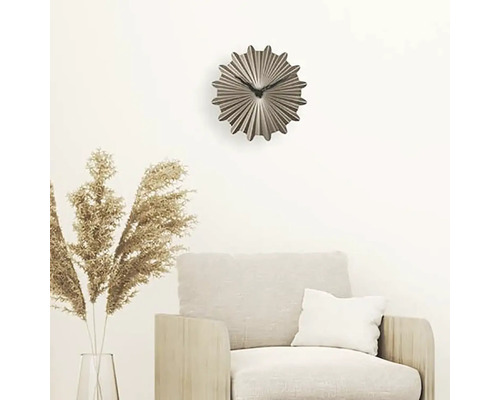Ceas decorativ de perete deasupra unui fotoliu în sufragerie.