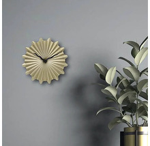 Ceas de perete decorativ auriu cu indicator negru lângă o plantă de interior