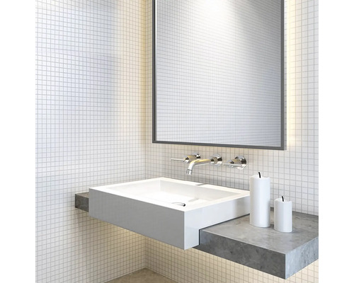 Baie modernă cu lavoar alb, oglindă și robinet