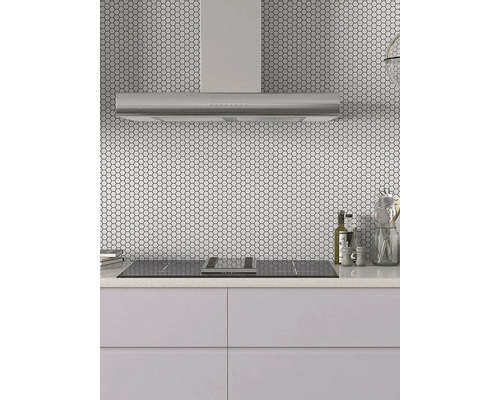 Scenă de bucătărie cu hotă și plăci hexagonale