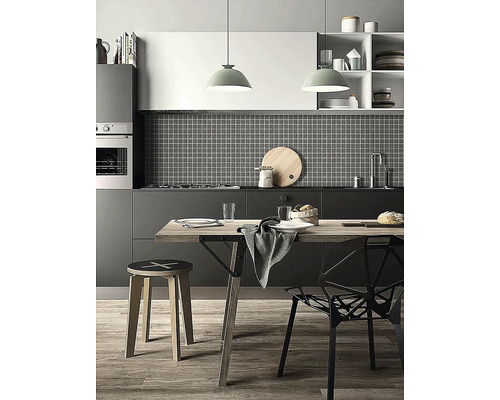 Bucătărie modernă cu masă de sufragerie, scaun și taburet