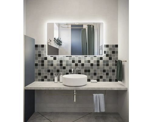 Baie cu lavoar, oglindă cu iluminare și plăci pătrate