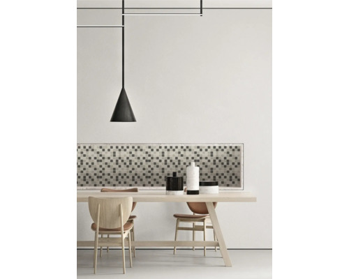 Sufragerie cu masă din lemn, scaune și lampă suspendată