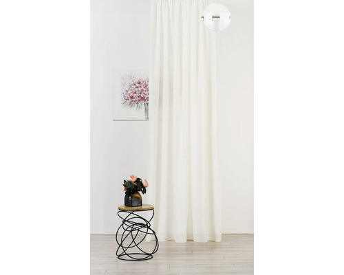 Atmosferă decorativă de locuit cu perdea, măsuță laterală, flori artificiale, lampă și tablou