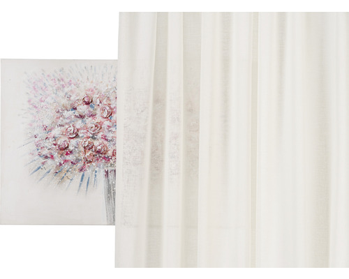 Pânză decorativă cu motiv de trandafiri lângă o perdea.