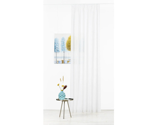 Perdea albă cu imagine artistică și vază de flori