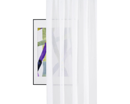 Perdea transparentă albă în fața unei ferestre și a unei imagini înrămate.