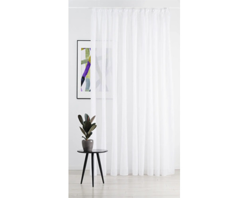 Perdea albă cu șnur de prindere în cameră