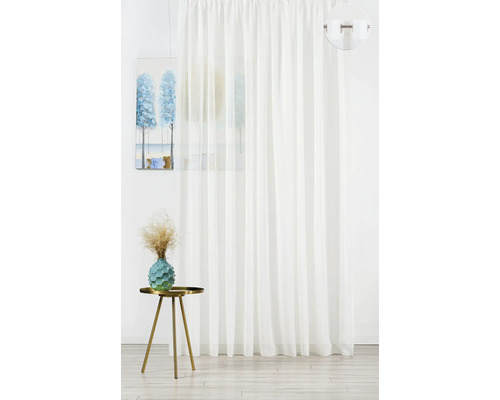 Draperie panou albă lângă o masă cu decorațiuni și un tablou.