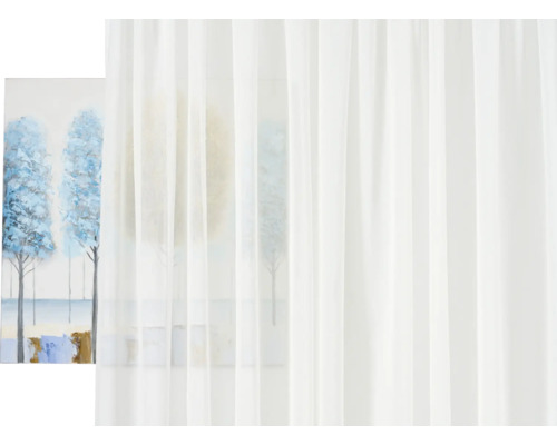 Cortină albă, transparentă, cu o operă de artă abstractă în fundal.