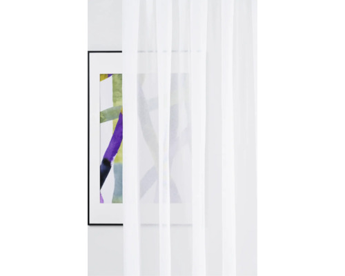 Cortină albă, transparentă, în fața unei imagini înrămate