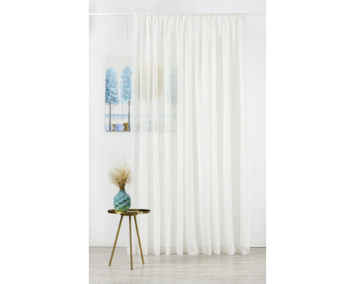 Cortină albă din voal în cameră cu decorațiuni