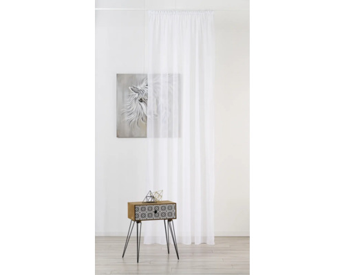 Interior decorativ cu draperie albă transparentă, tablou și măsuță laterală