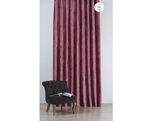 Cortină decorativă, netedă, lângă un fotoliu cu o carte deschisă.