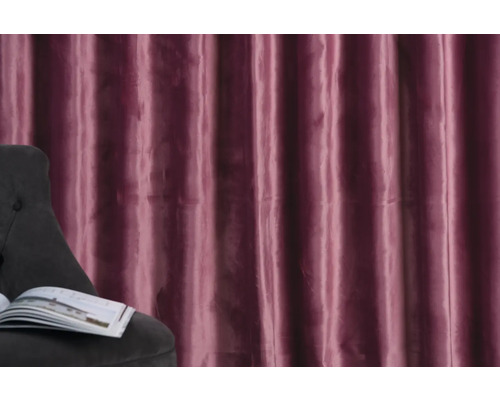 Perdea decorativă și fotoliu cu revistă