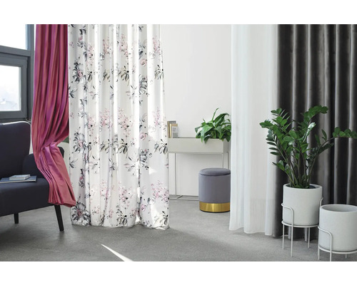 Interior decorativ cu perdele, fotoliu și plante