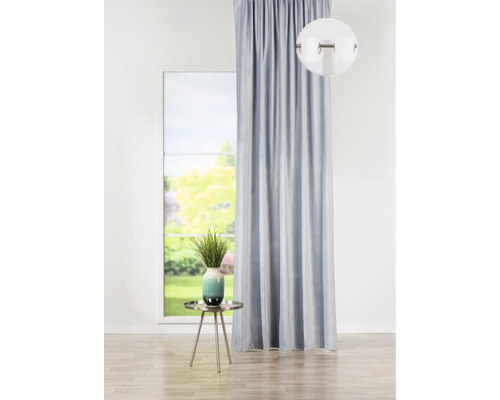 Cameră decorativă cu perdea, fereastră și măsuță laterală cu vază.