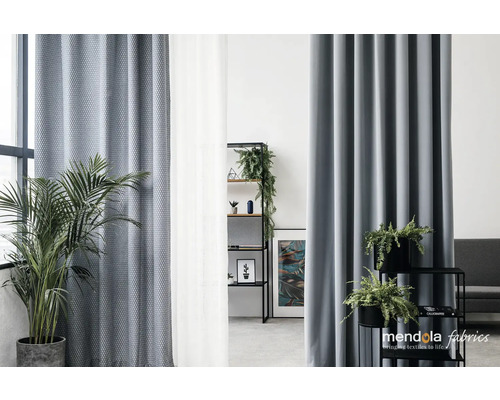 Vedere a camerei cu perdele, raft și plante de interior