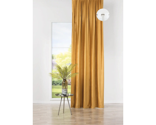 Cortină decorativă în camera de zi cu măsuță laterală și fereastră